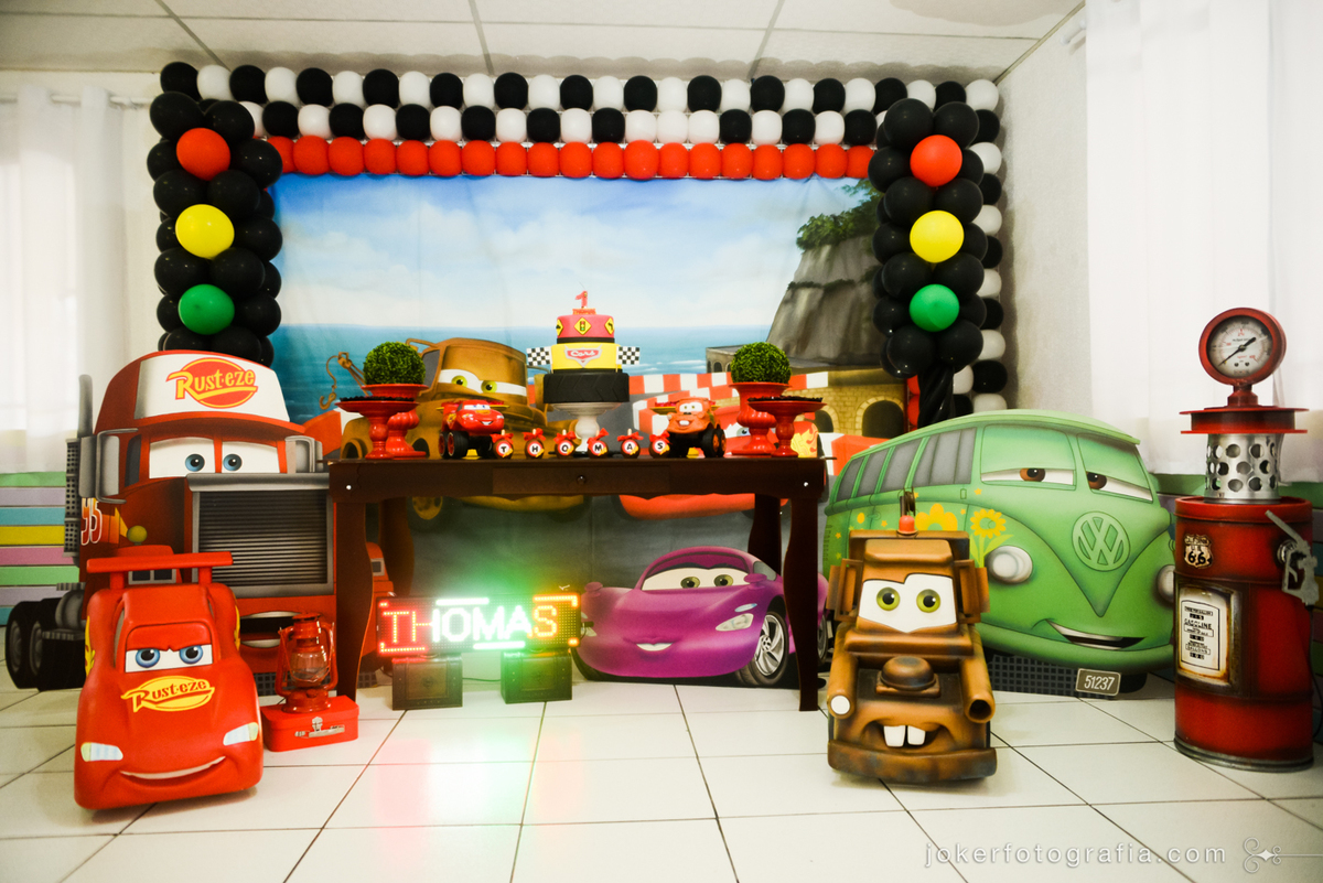 buffet infantil em araucária faz decoração completa para festa de menino no tema carros