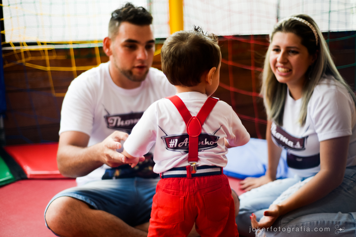 pai mãe e filho com roupas iguais camisetas personalizadas com o nome da criança para festa de primeiro aninho