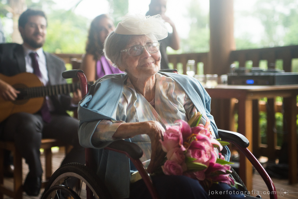 avó da noiva segurando o buquê