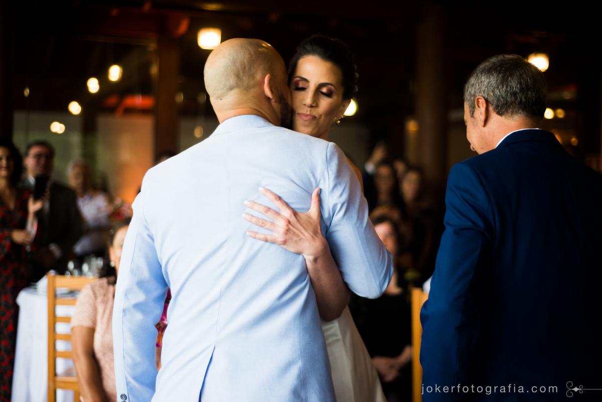 cortejo do casamento entrada da noiva cumprimentando o noivo na cerimonia
