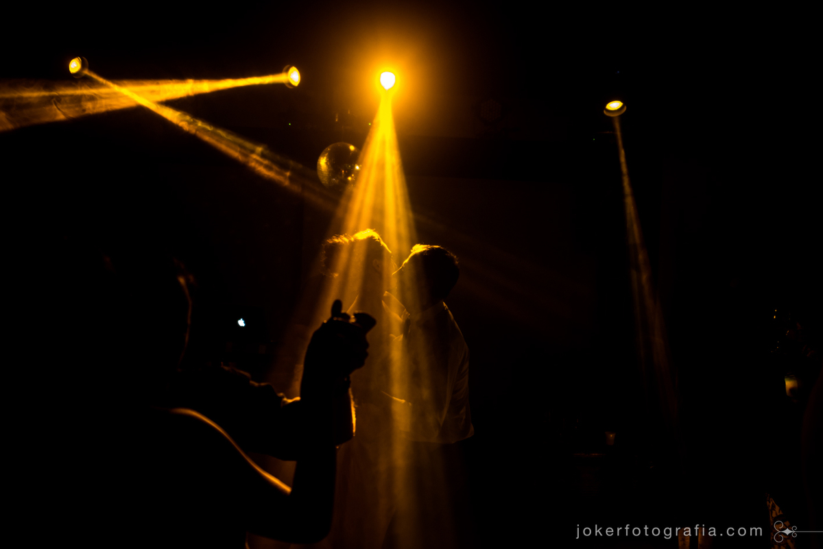 iluminação cênica em curitiba e luzes de pista para a dança dos noivo