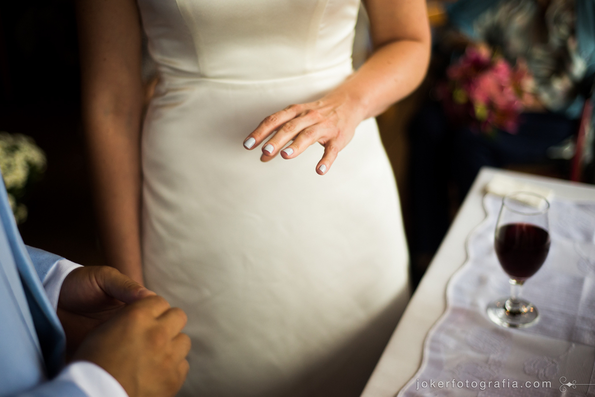 noivo colocando a aliança na cerimonia