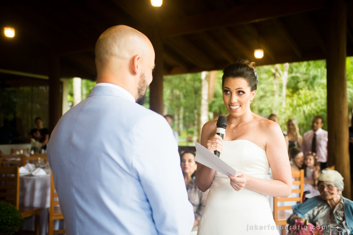 noiva faz texto para os votos de casamento