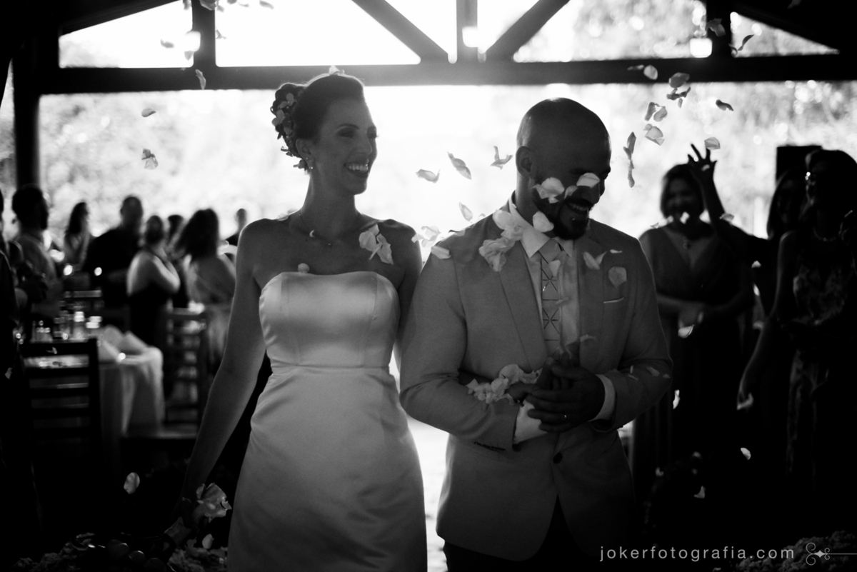 saída dos noivos com pétalas brancas