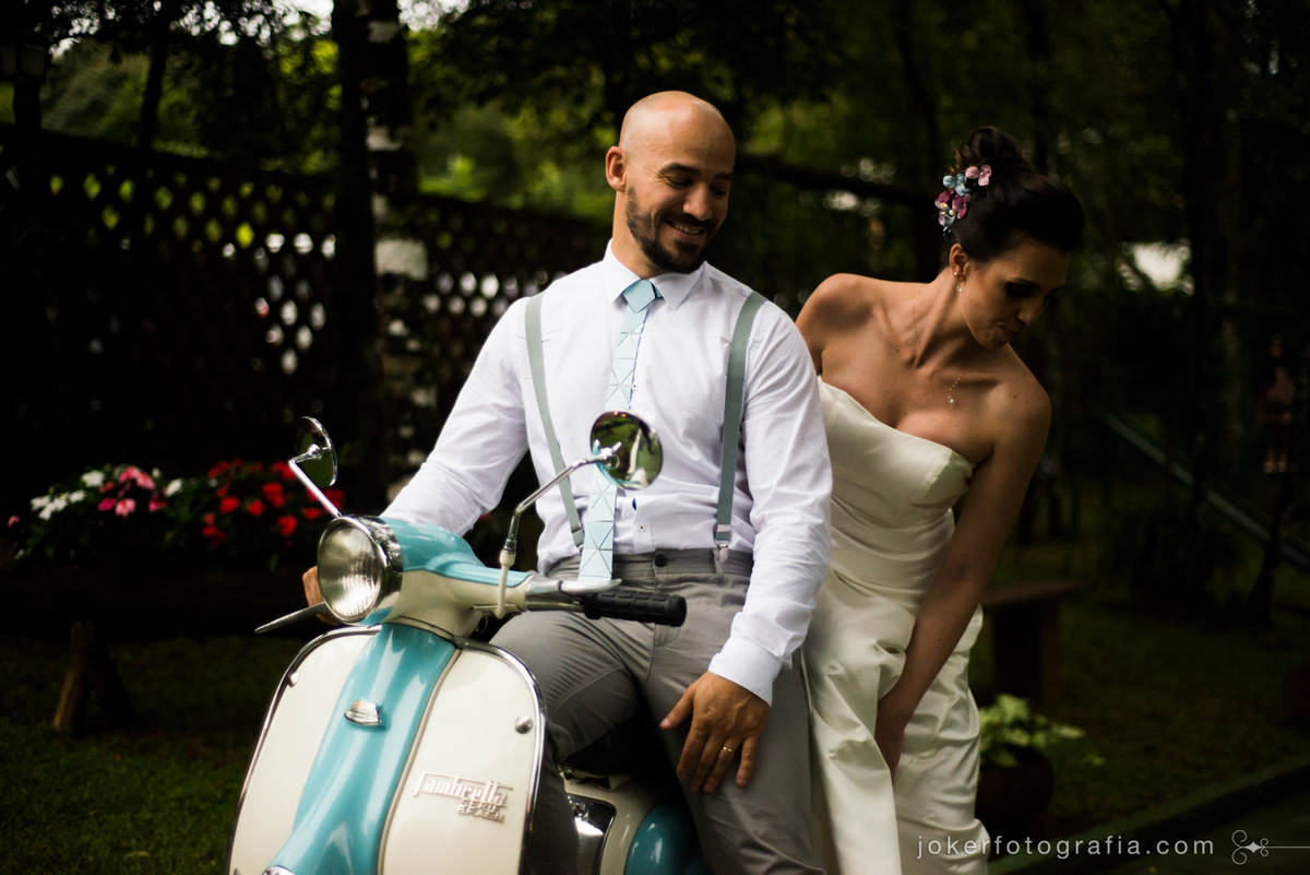 noivos de moto lambretta no dia do casamento pelas lentes dos fotógrafos joker fotografia