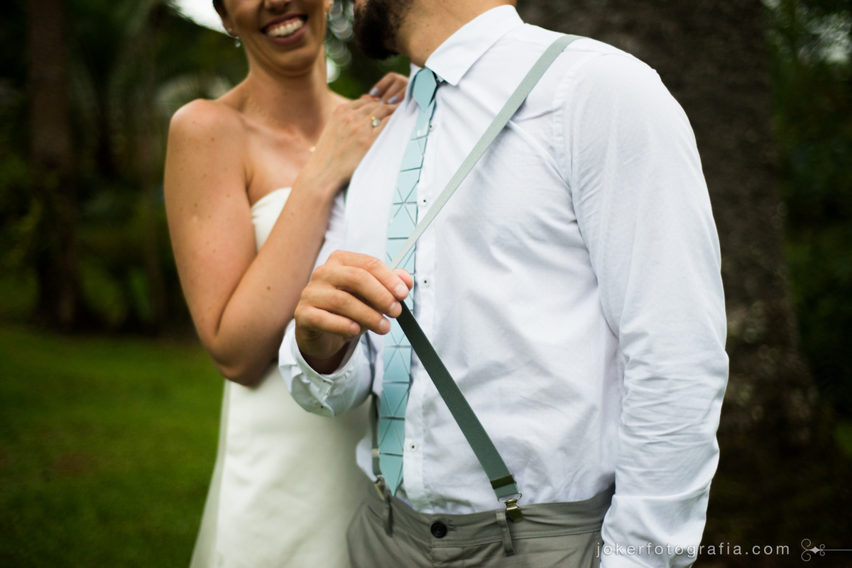 noivo de suspensórios