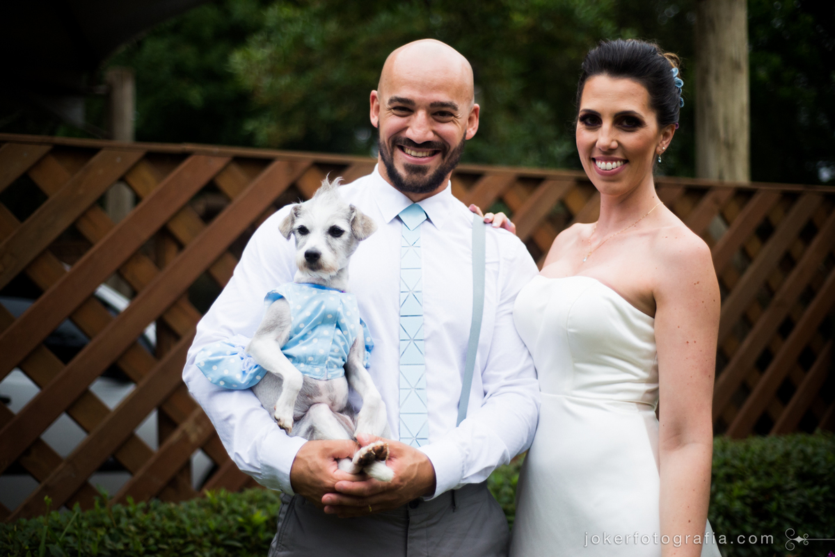 noivos levam a cachorrinha de estimação para ser daminha no dia do casamento