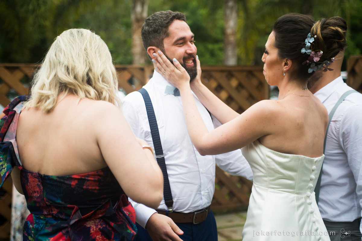 fotógrafo captura momentos espontaneos dos noivos com os padrinhos no dia do casamento
