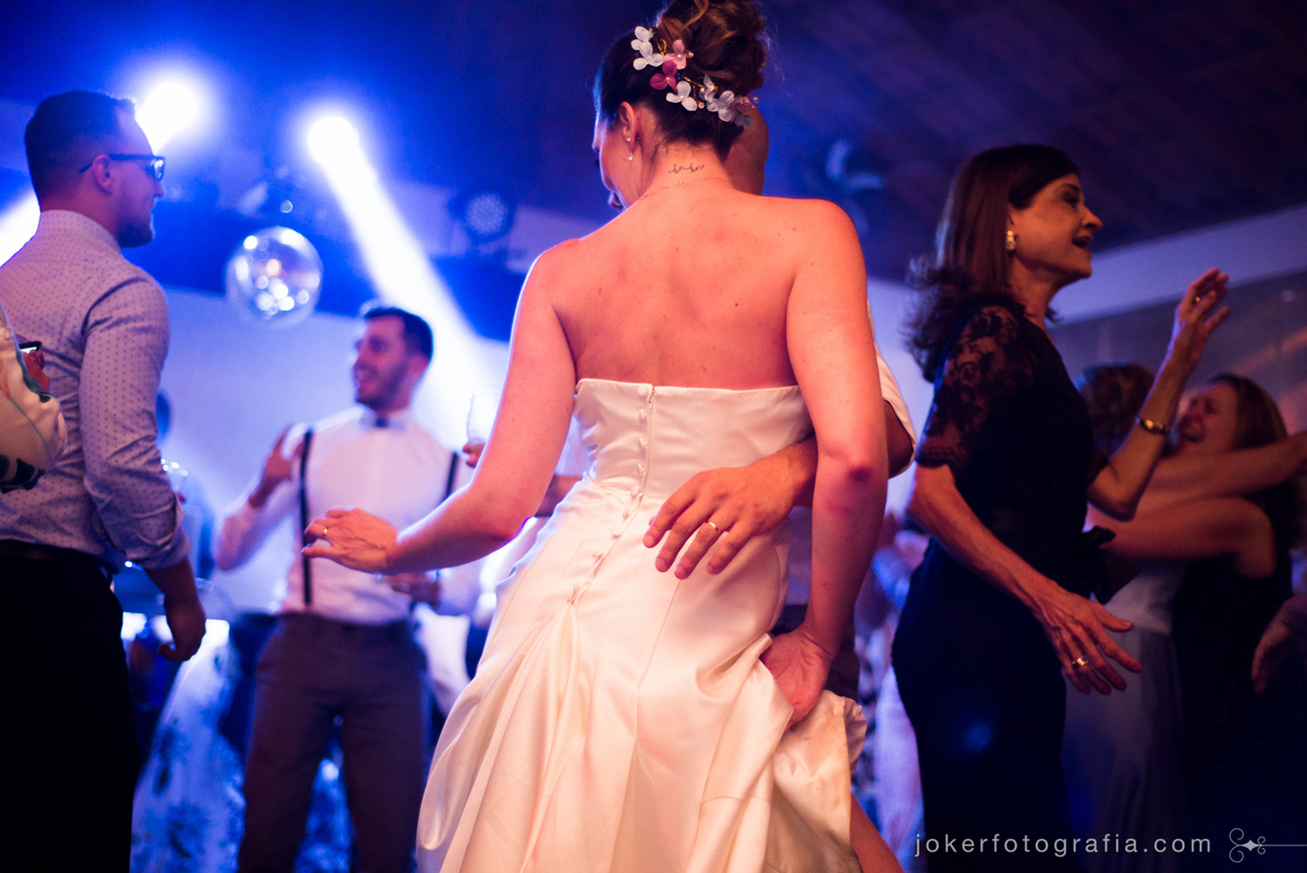 noiva dançando na pista