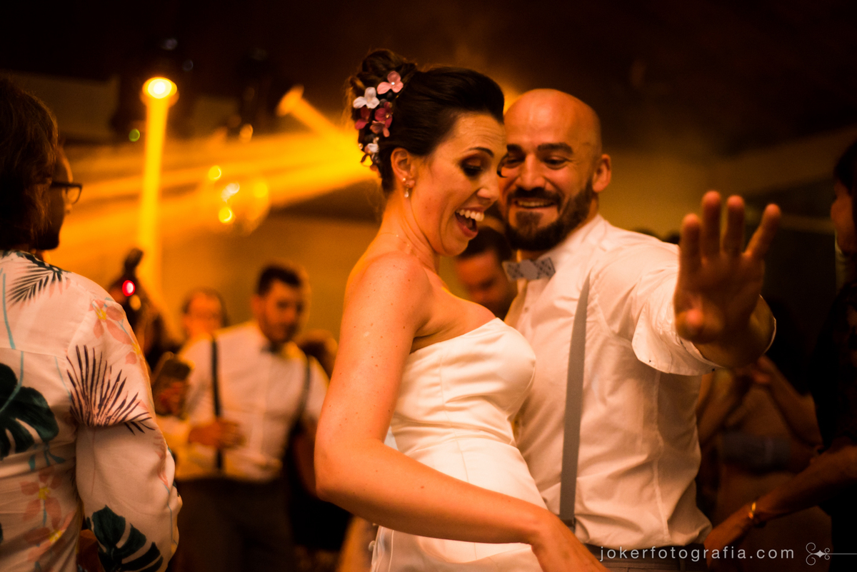 noivos dançando no casamento