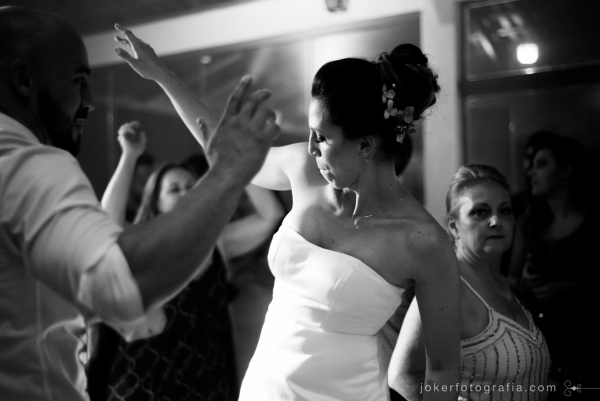 noiva dançando no casamento