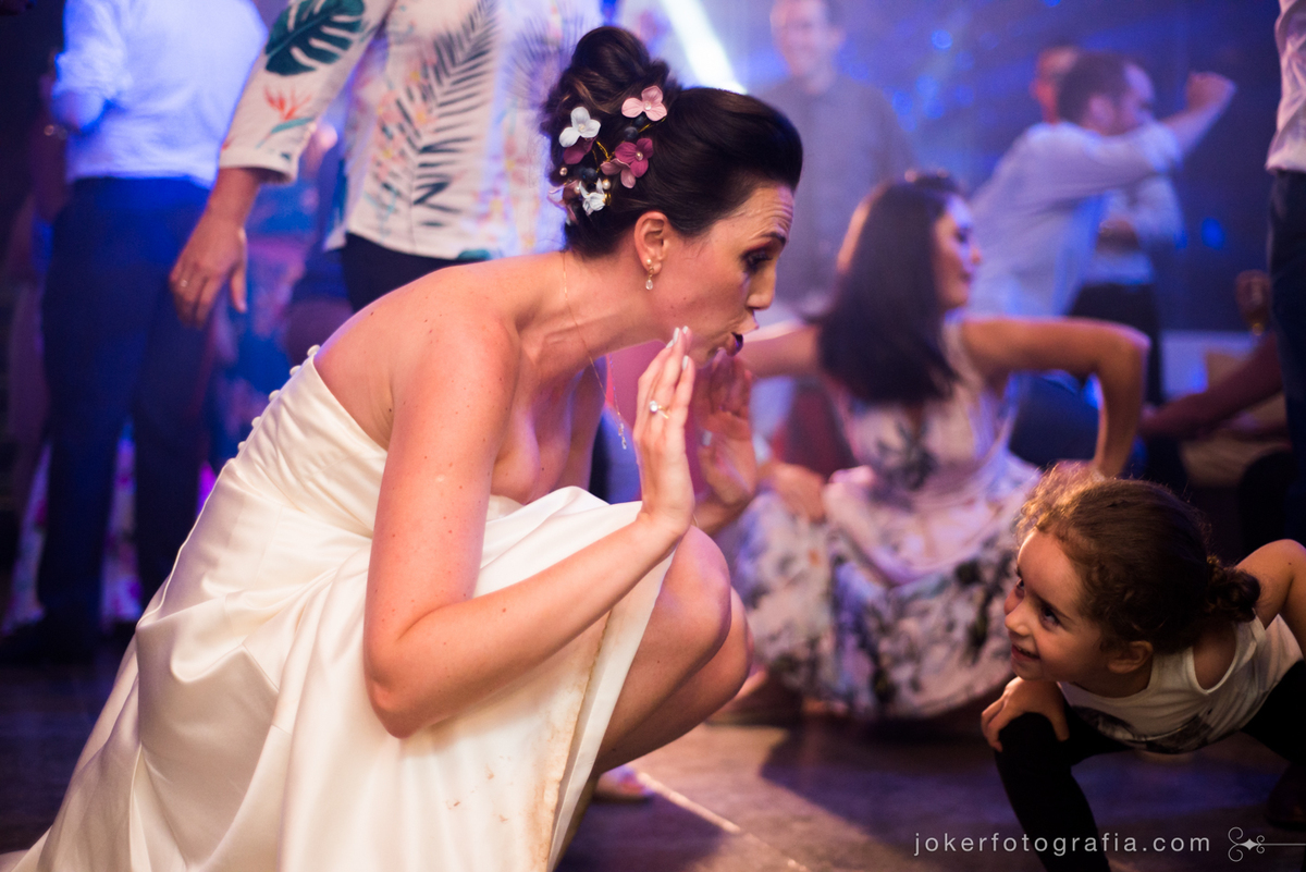 crianças no dia do casamento dançando com a noiva