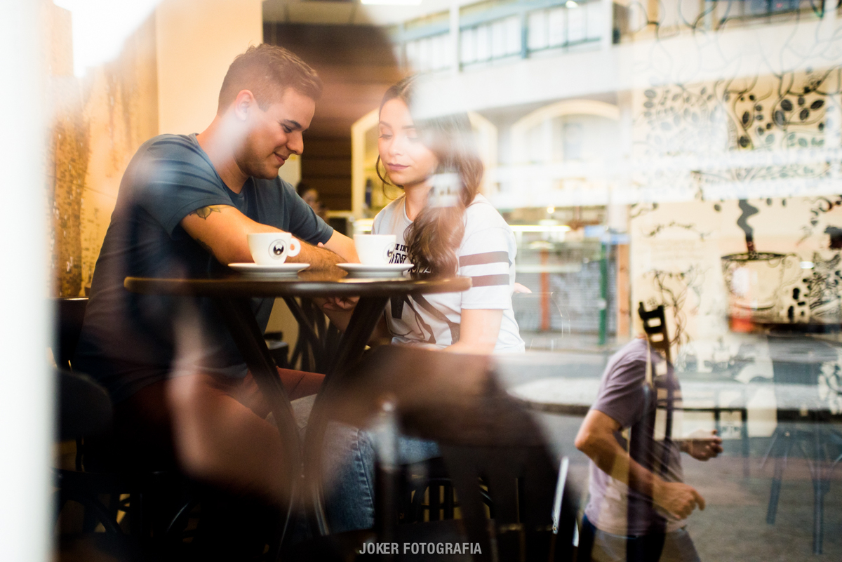 fotógrafo faz ensaio de casal no centro de curitiba no café onde os noivos se conheceram