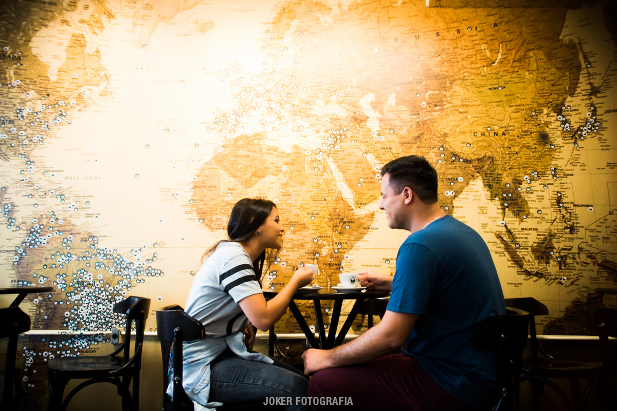 café catedral na praça tiradentes em curitiba tem um mapa na parede e serve de cenário para casais no dia dos namorados