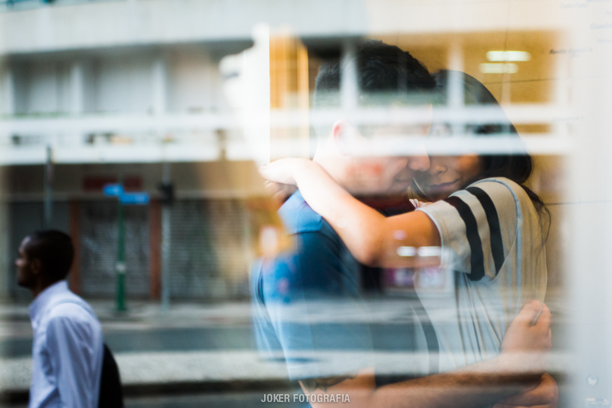 fotógrafo de curitiba faz fotos urbanas em ensaio pre wedding no centro de curitiba