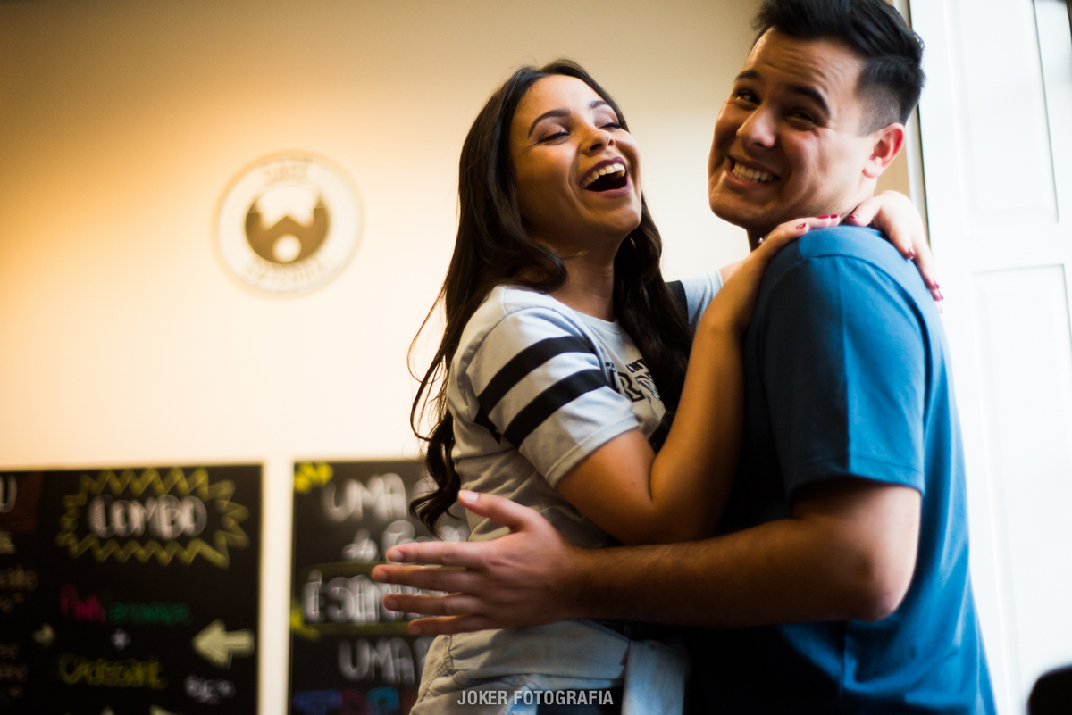ensaio de casal no café catedral na praça tiradentes em curitiba