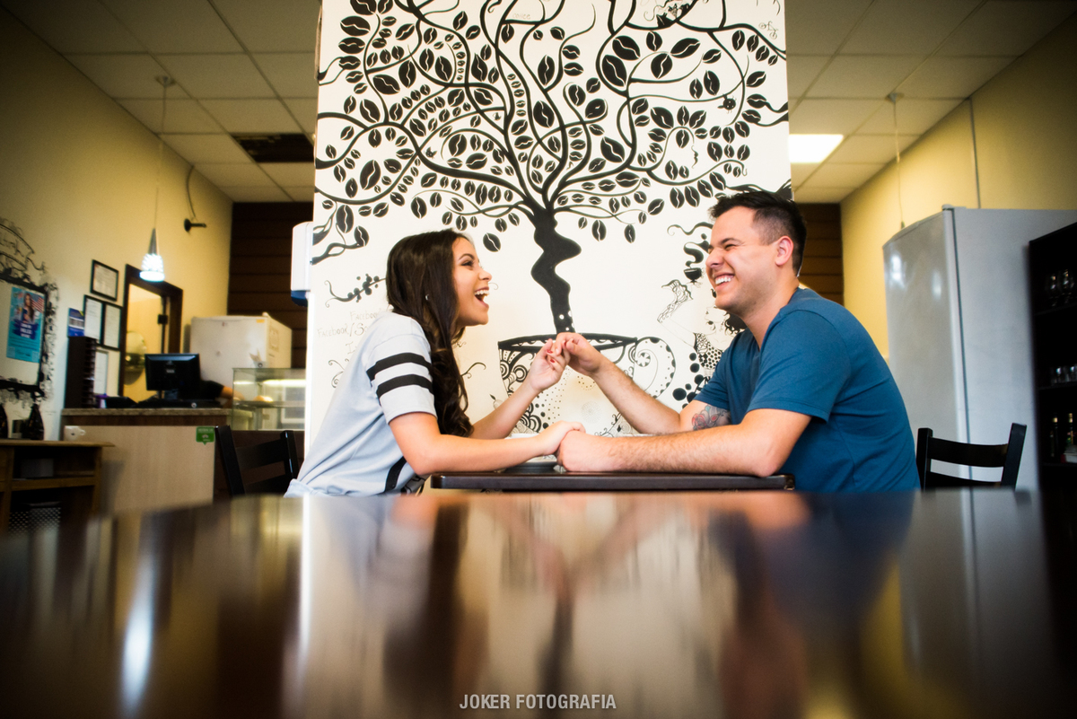 fotógrafo faz ensaio de casal no café catedral onde se conheceram