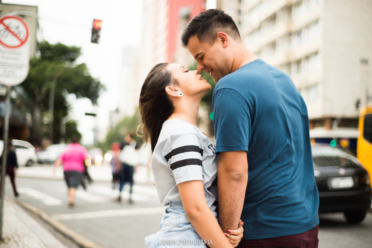 fotógrafo de curitiba faz ensaio urbano de casal para casamento