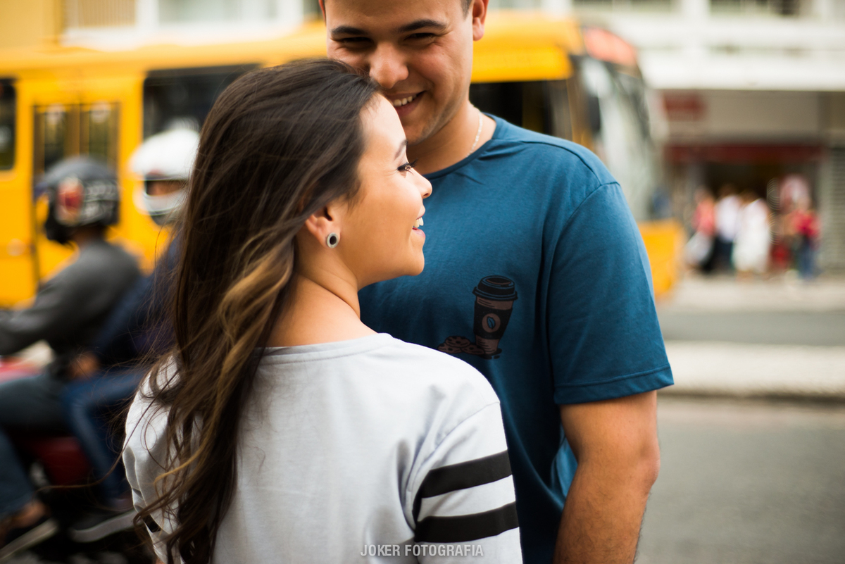 ensaio pre wedding urbano em curitiba na praça tiradentes centro