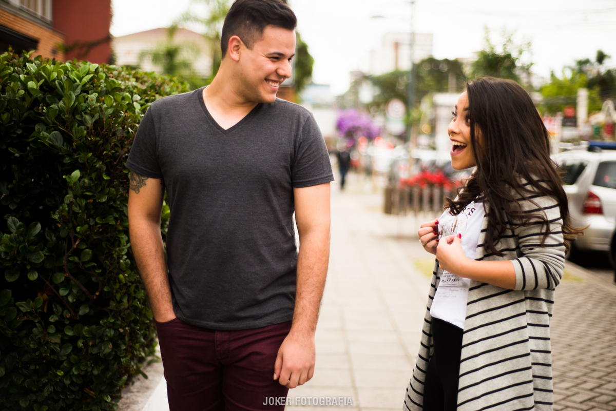 fotógrafo faz fotos espontaneas no ensaio pre wedding