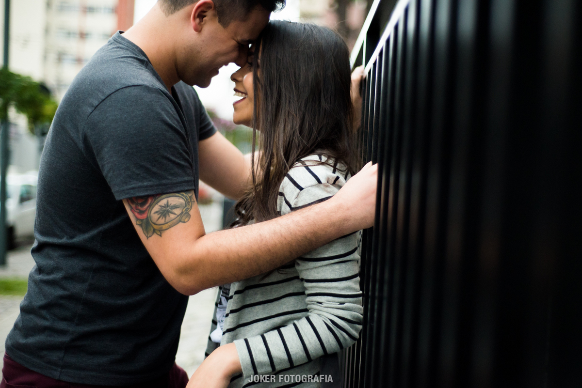ensaio urbano de casal jovem em curitiba com os fotógrafos juliano cercal e roberta ellerbrock