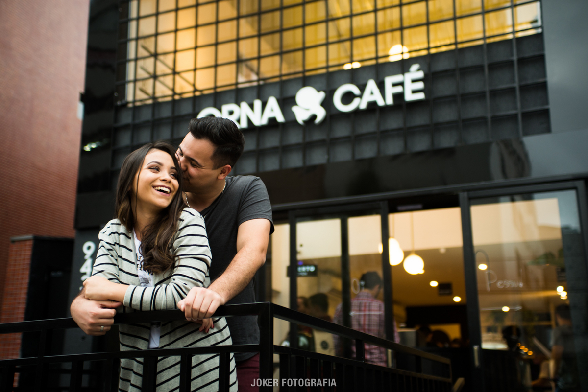 casal escolhe o orna café como local para pre wedding com os fotógrafos