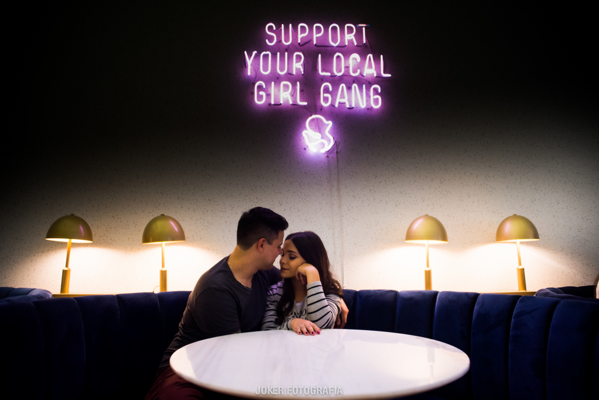 orna café em curitiba tem leteiros de neon na decoração support your local girl gang
