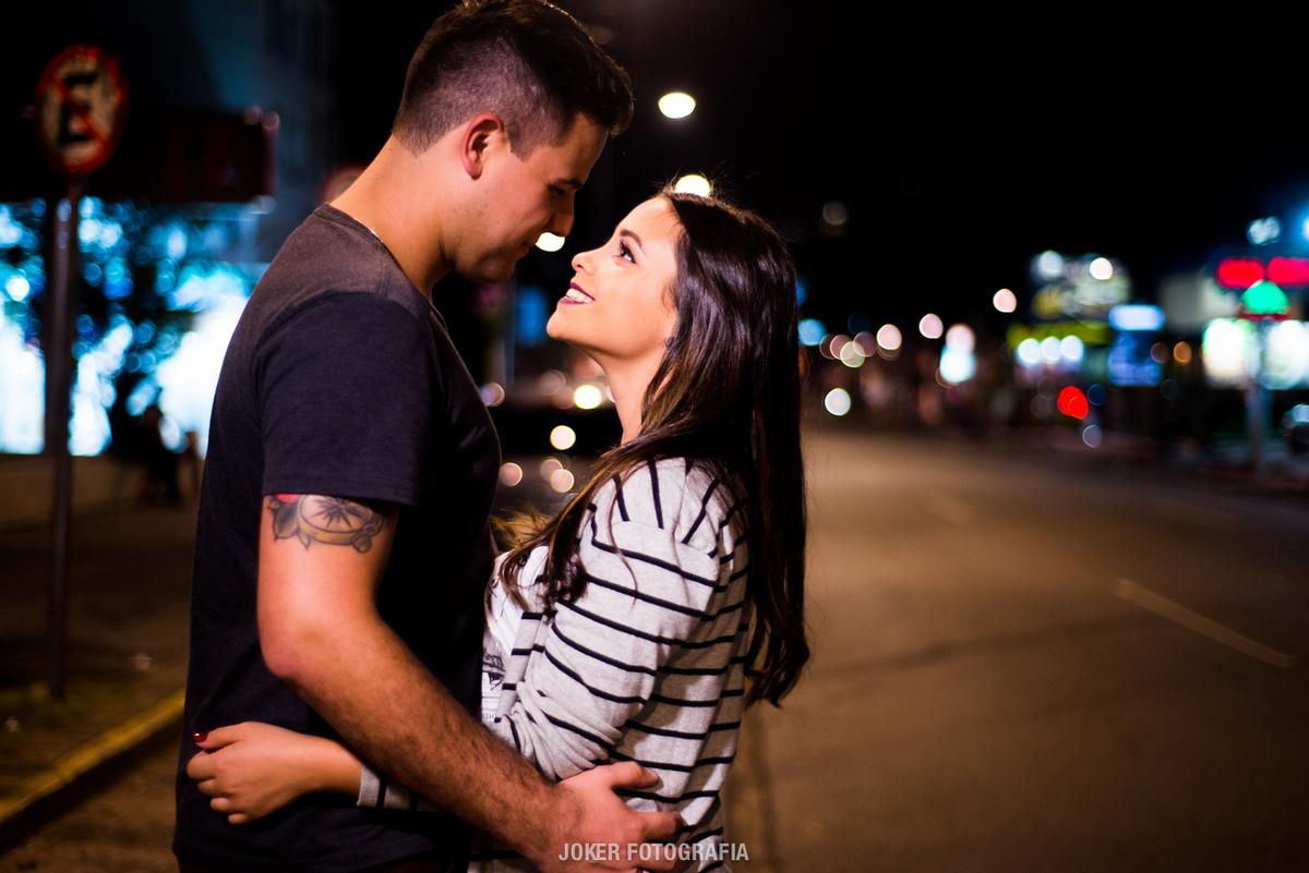 ensaio pre wedding urbano a noite nas ruas de curitiba fica diferente e criativo