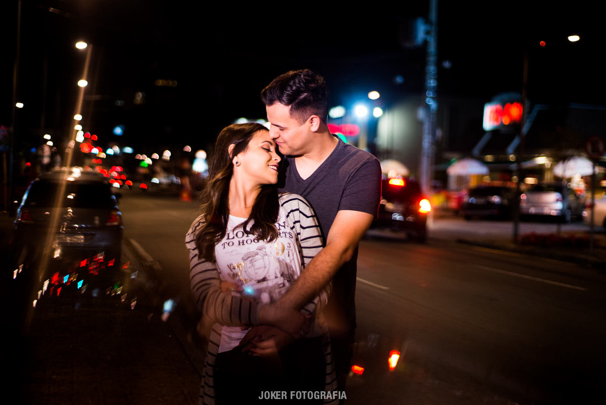 fotografo em curitiba faz ensaio a noite com luzes da cidade 