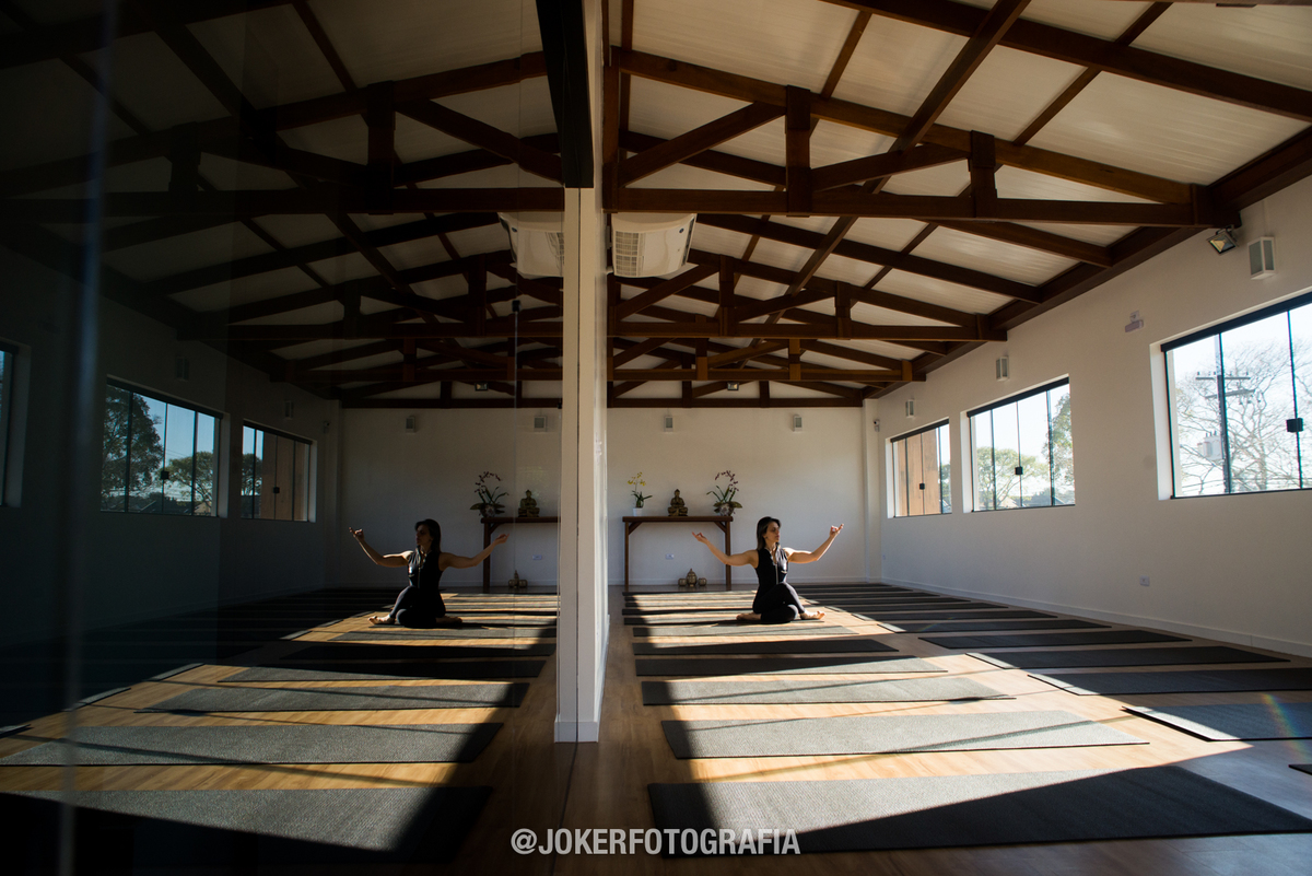 fotógrafo profissional de yoga em curitiba faz ensaios para profissionais da área de saúde, terapias holísticas e yoga