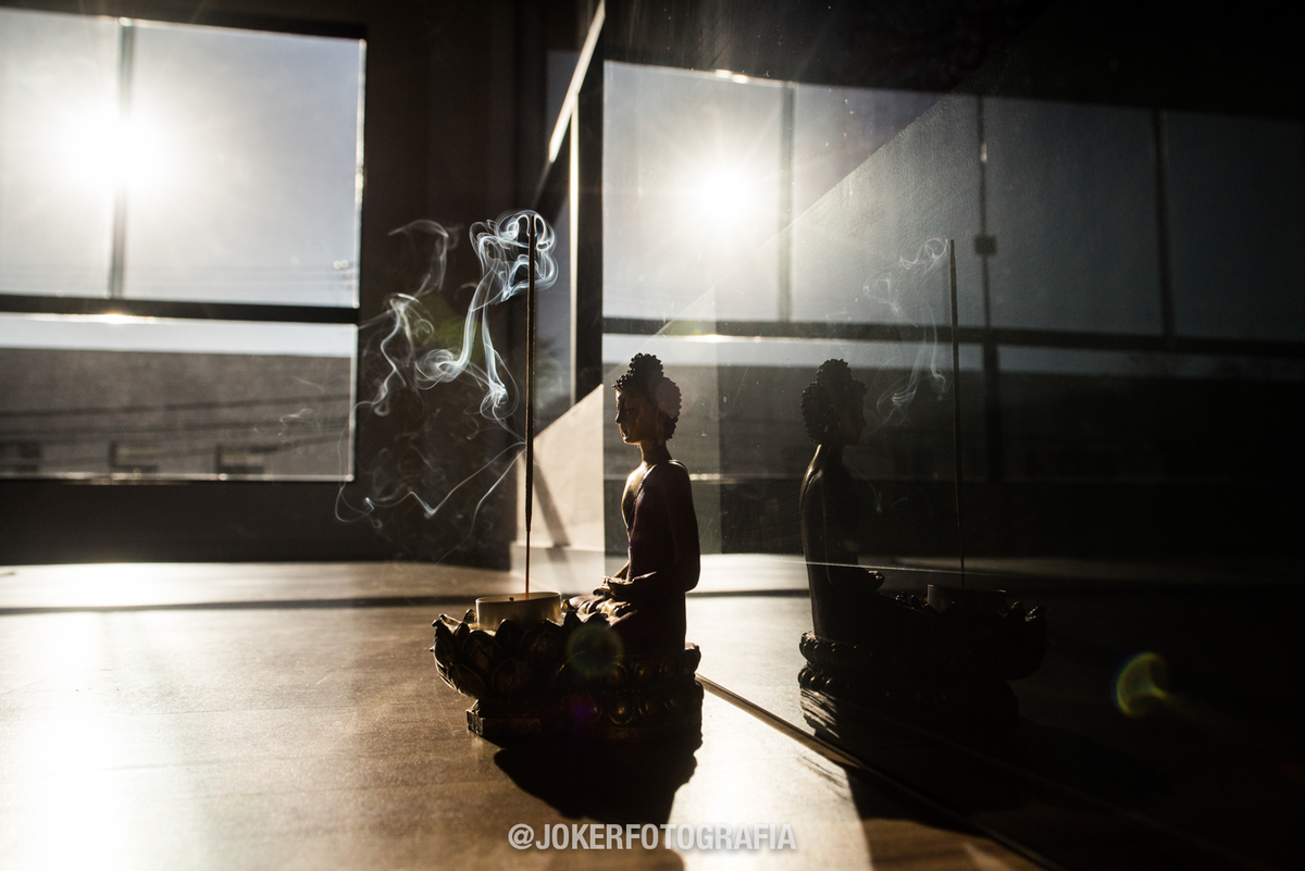 fotógrafo de ambientes retrata detalhes de decoração em um studio de yoga em curitiba