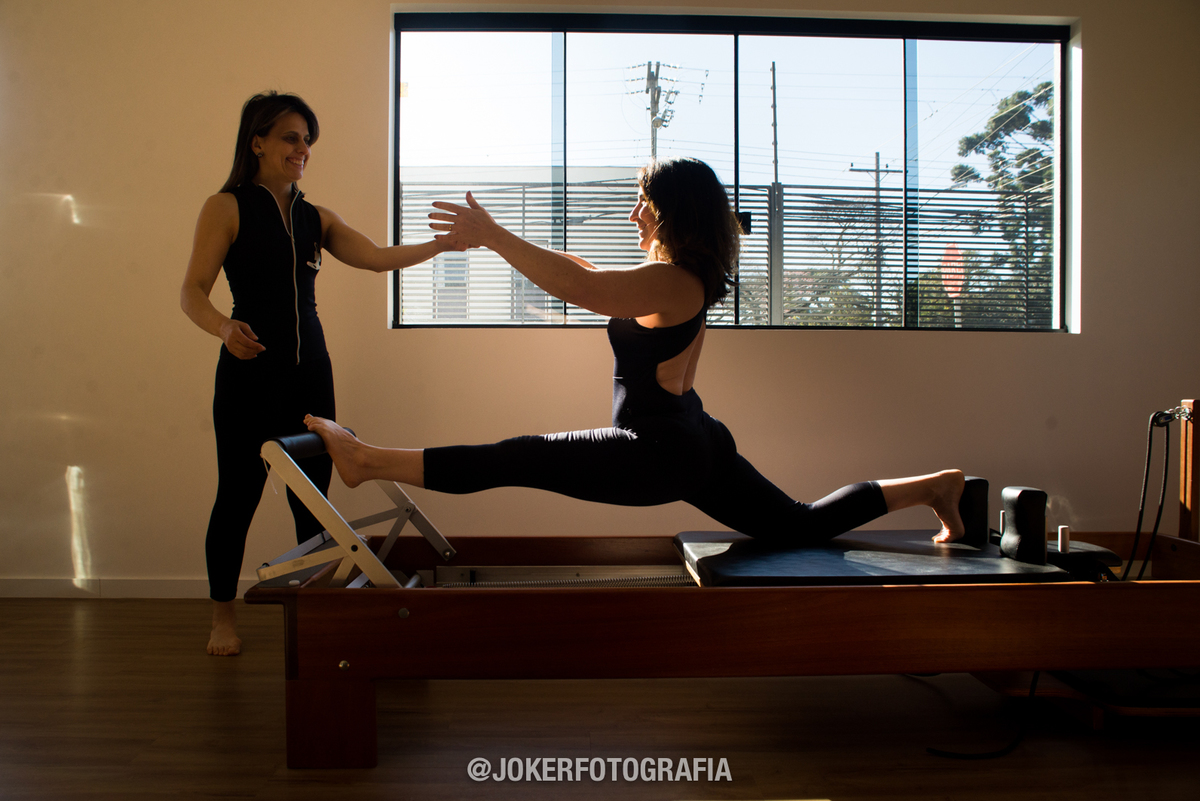 fotógrafo faz retratos de professoras de pilates para divulgação de seu trabalho como profissionais de educação física