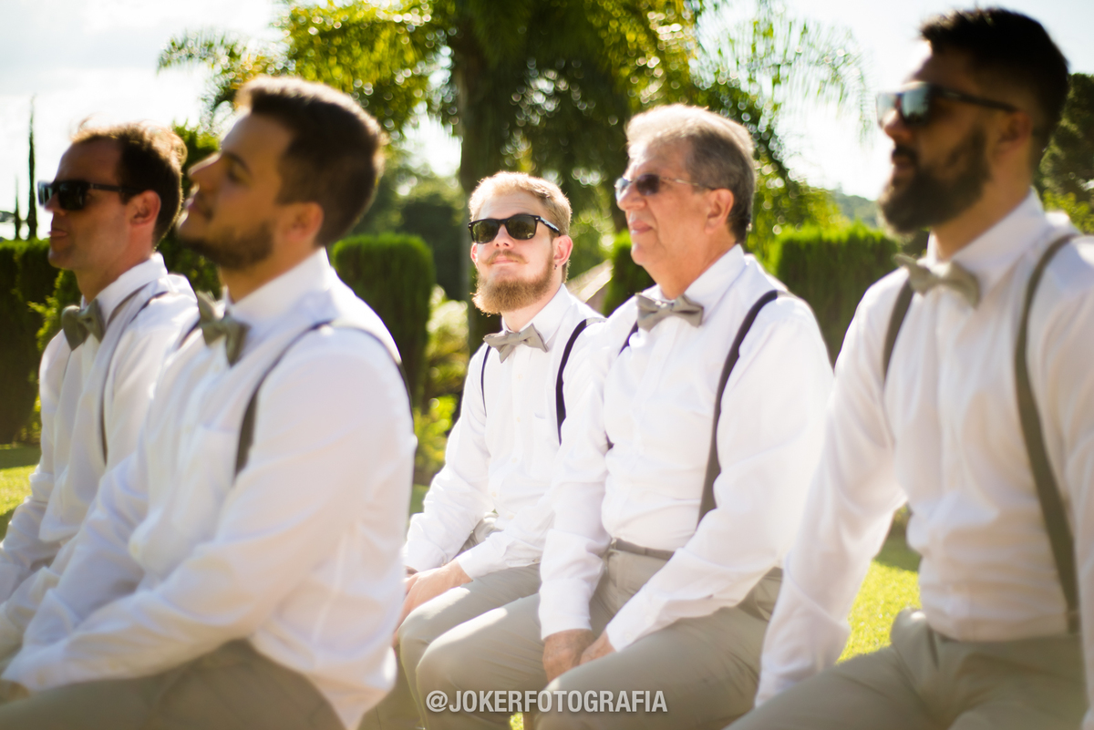 padrinhos de casamento com suspensório e gravata borboleta traje retrô hipster