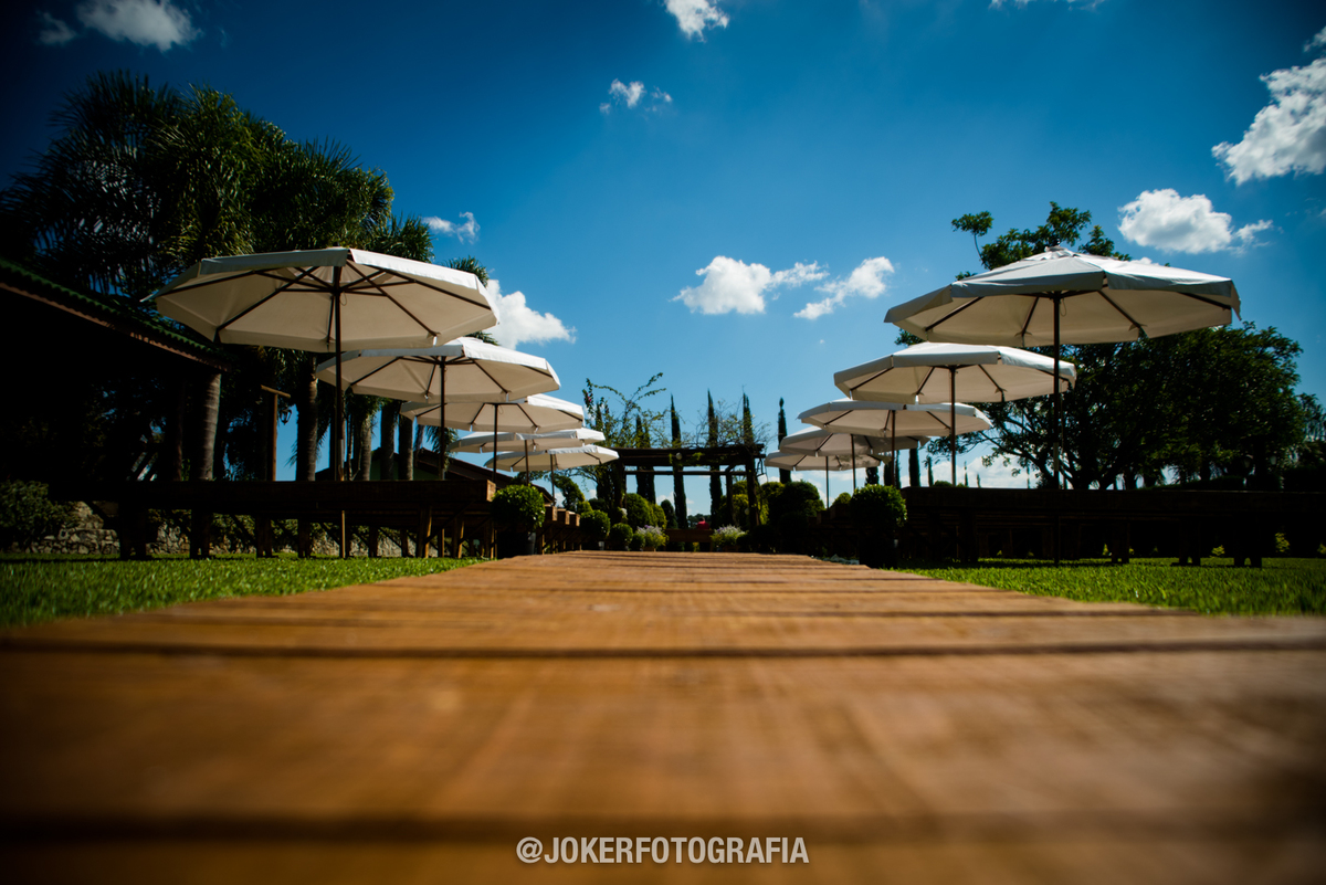 chácaras para casamento ao ar livre em curitiba com tenda para cerimônia de dia pela manhã ou tarde e tapete de madeira