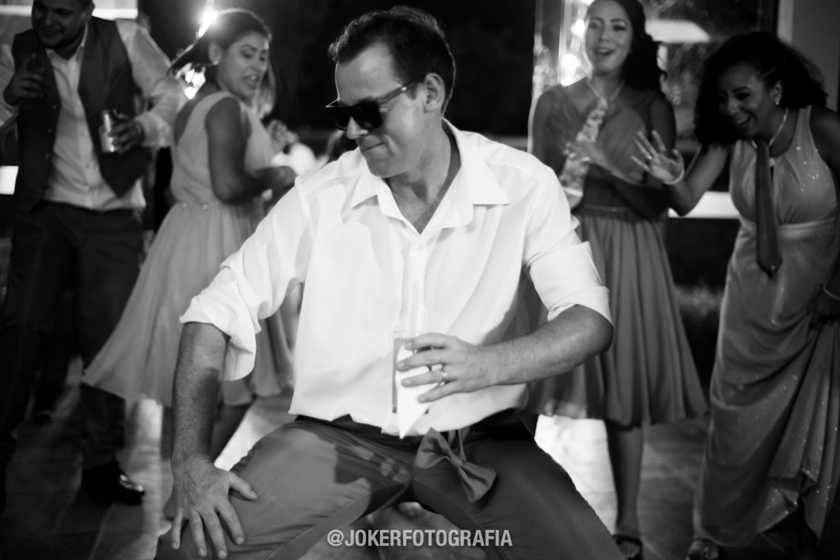 padrinhos de casamento dançando