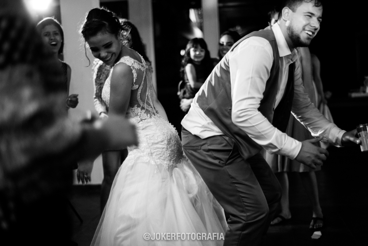 noivos na pista de dança