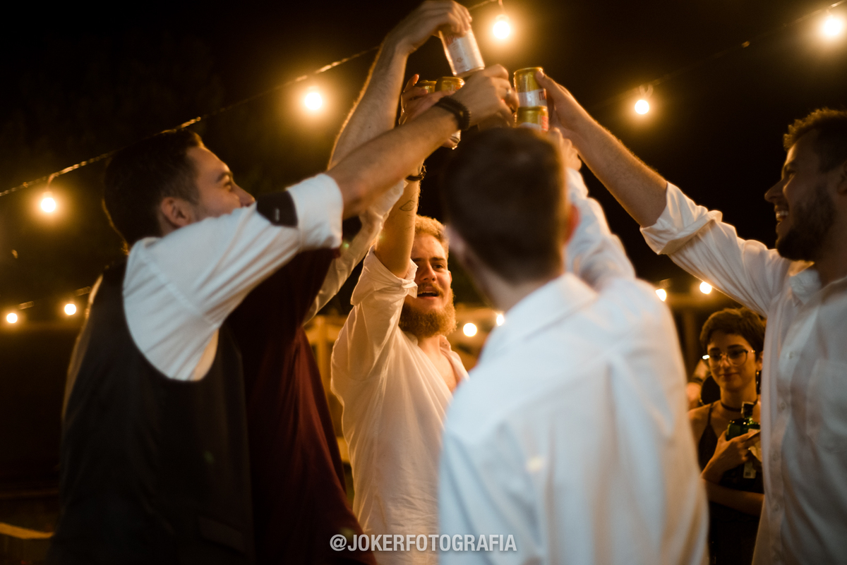 padrinhos fazem brinde aos noivos no casamento