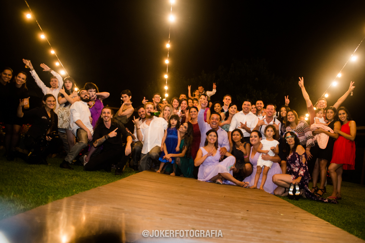 espaço para festa de casamento ao ar livre com teto de luzes feito com lâmpadas retro