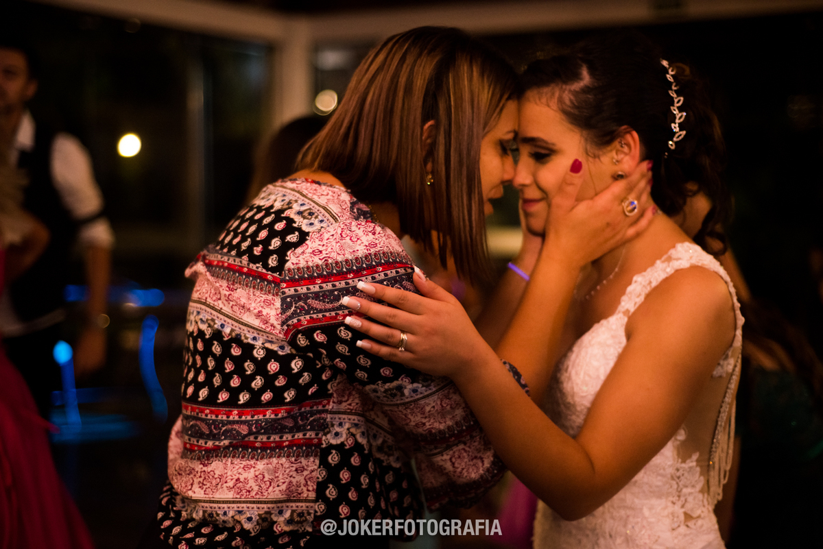 noiva emocionada no casamento