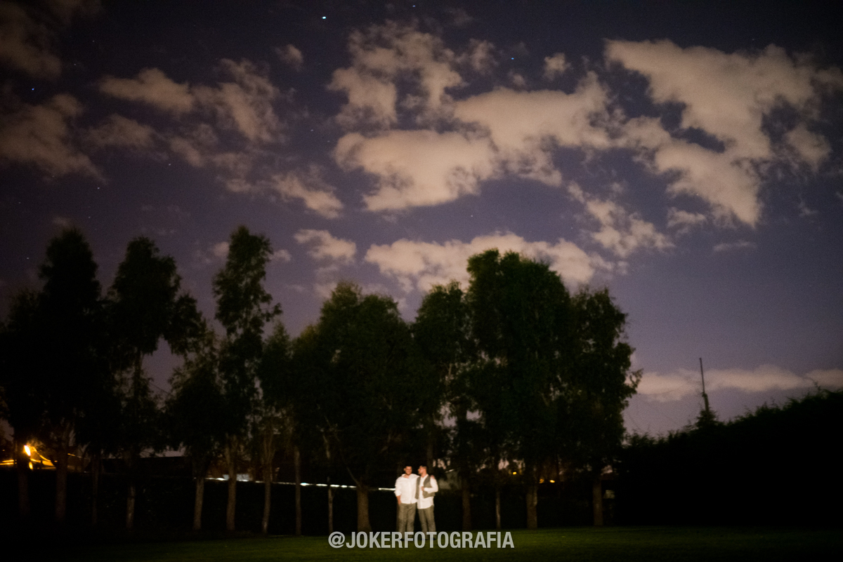 casamento ao ar livre com céu estrelado a noite