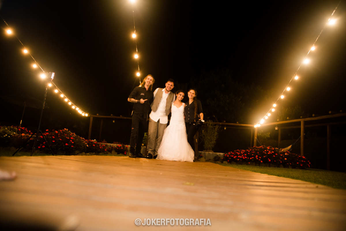 juliano cercal e roberta ellerbrock joker fotografia no casamento de elen patricia e vitor christoval na chacara villa dei nonni com varal de luzes ao ar livre no final da festa