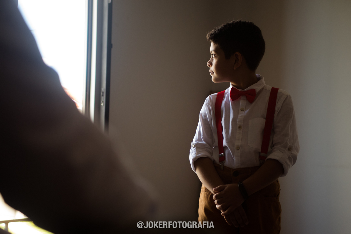 pajem de gravata borboleta e suspensórios em casamento retrô folk