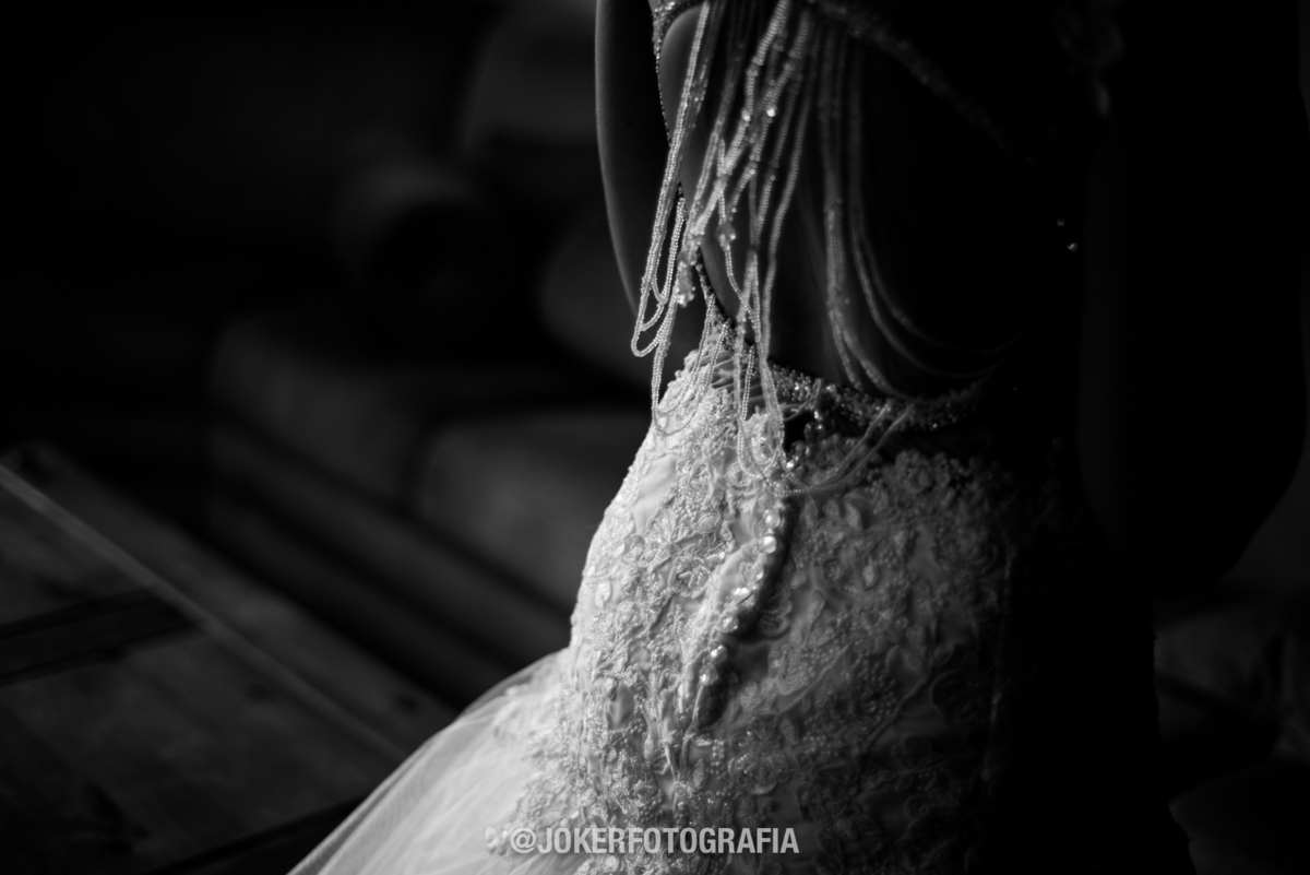 vestido de noiva com detalhes nas costas em pedrarias