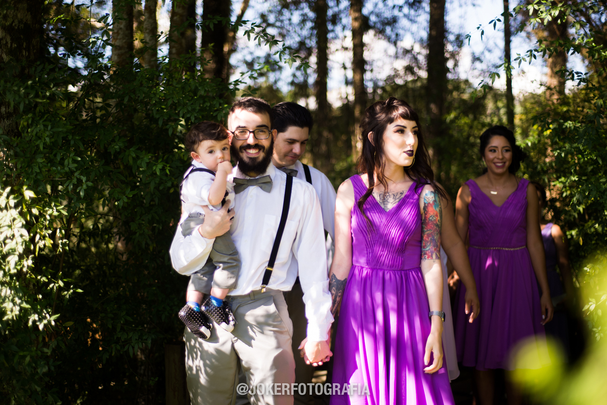 casamento rock n roll jovem com tattoo e trajes vintage