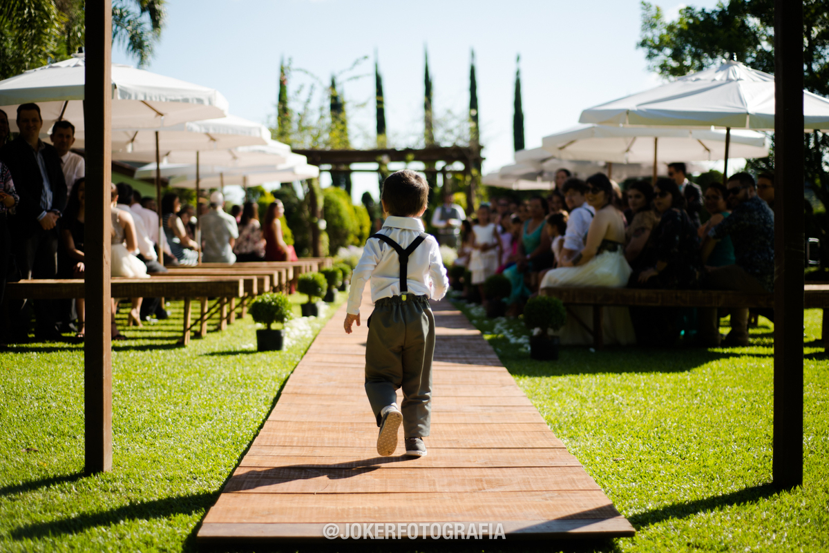Tenda para casamento ao ar livre pode ser substituida por guarda sol e lugar com sombra para os convidados durante a cerimonia