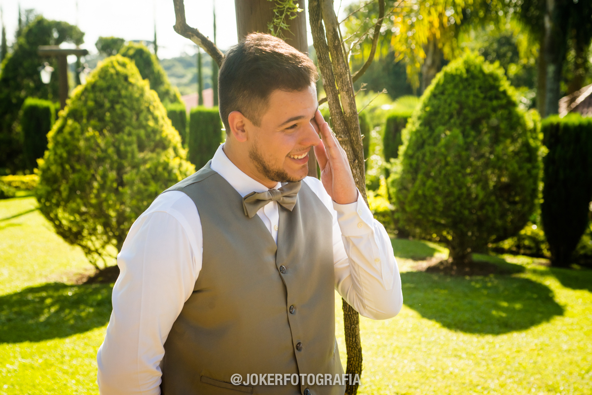 fotógrafo registra a reação do noivo ao ver a noiva pela primeira vez em foto premiada