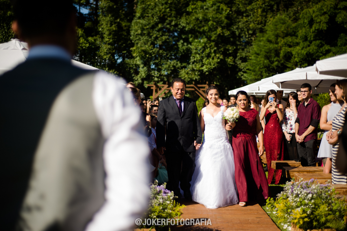 entrada da noiva com o pai e a mãe na cerimônia