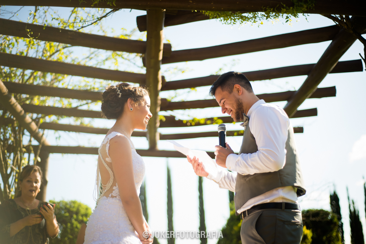 votos do noivo na cerimônia de casamento ao ar livre sob o pergolado