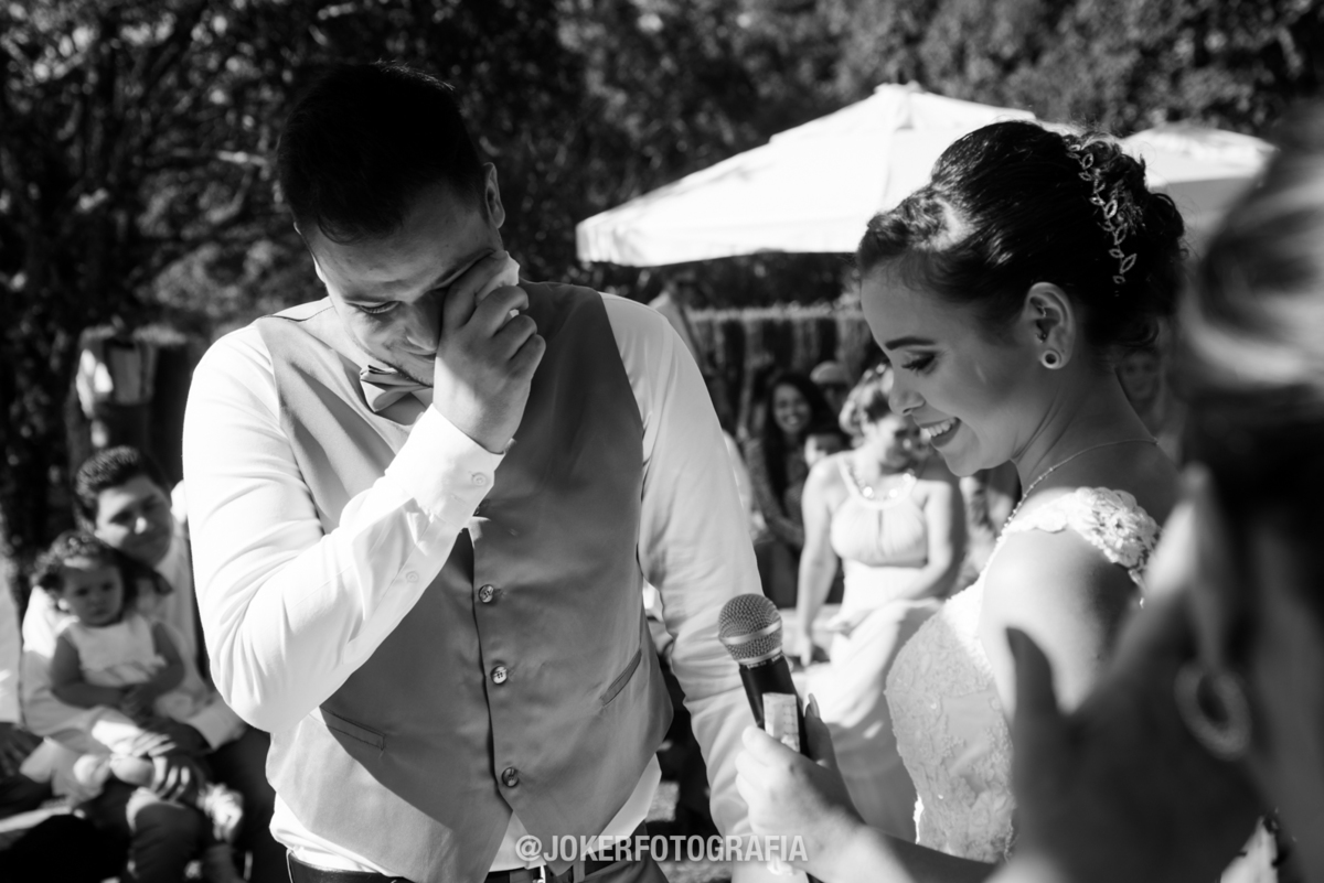 noivo chorando durante a cerimônia
