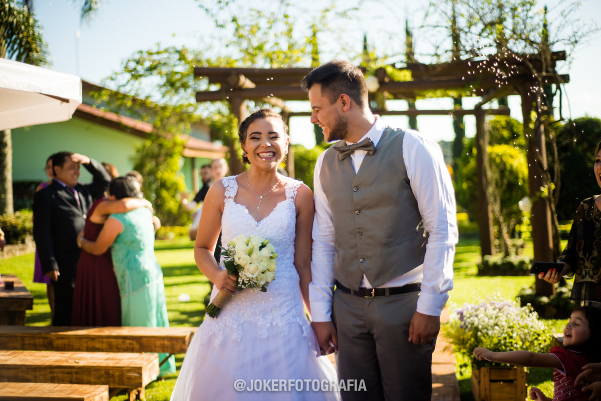saída dos noivos com chuva de arroz